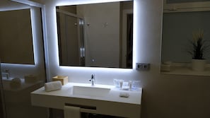 Suite Junior, vue ville | Salle de bain | Articles de toilette écologiques, sÚche-cheveux, serviettes fournies
