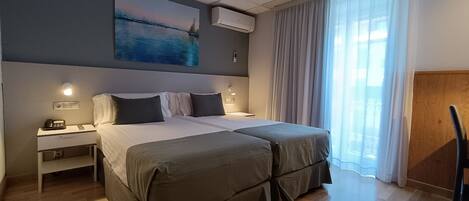 Superior-huone, 2 yhden hengen sänkyä, kaupunkinäköala | 1 makuuhuone, ylelliset vuodevaatteet, memory foam -patjalliset sängyt