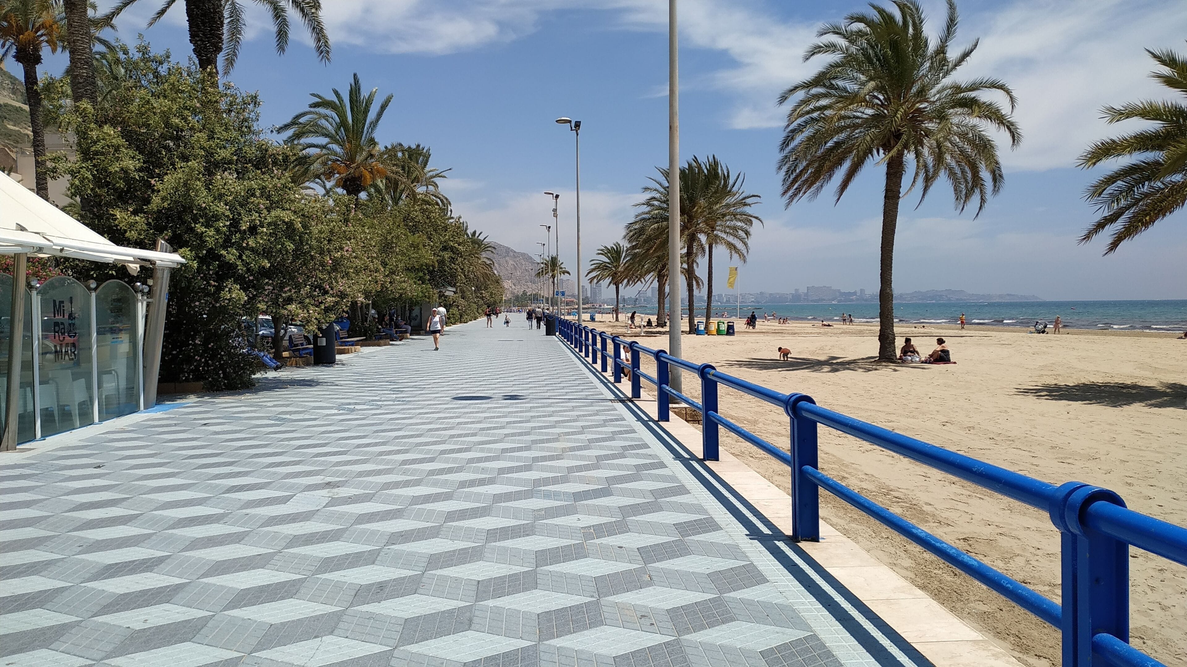 beach nearby, white sand, 5 beach bars