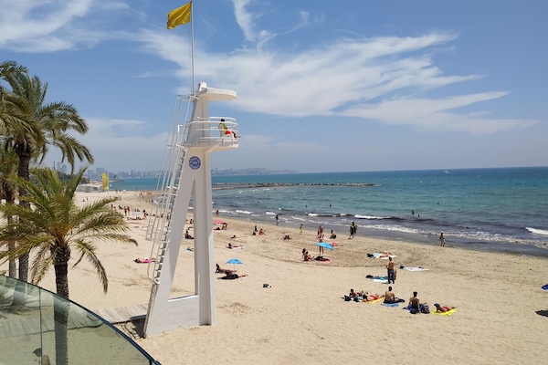 Beach nearby, white sand, 5 beach bars