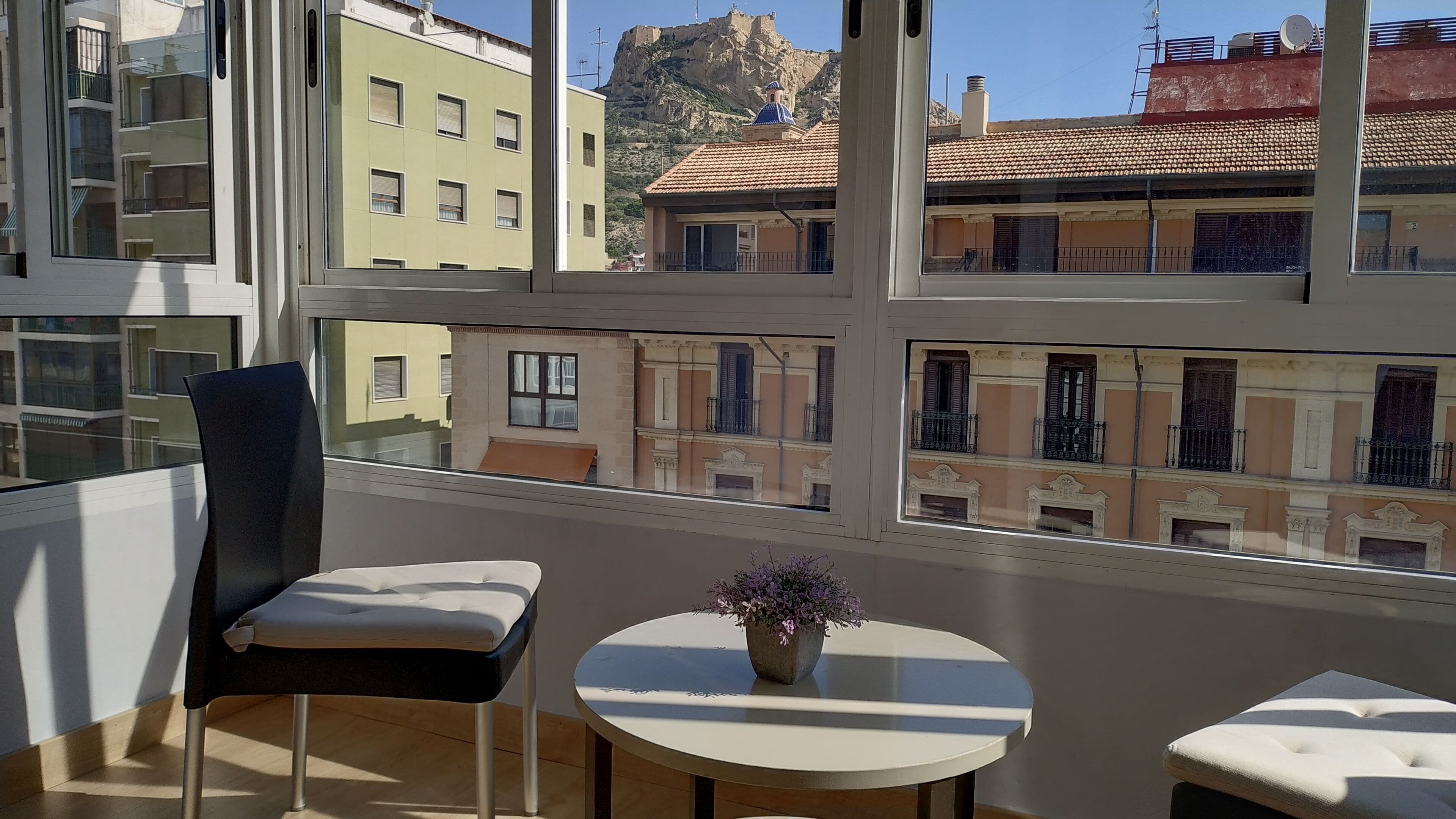 Habitación superior, 1 cama matrimonial, vista a la ciudad | Terraza o patio