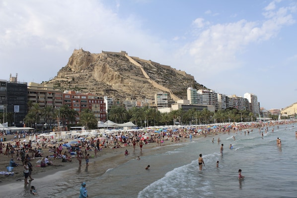 Beach nearby, white sand, 5 beach bars