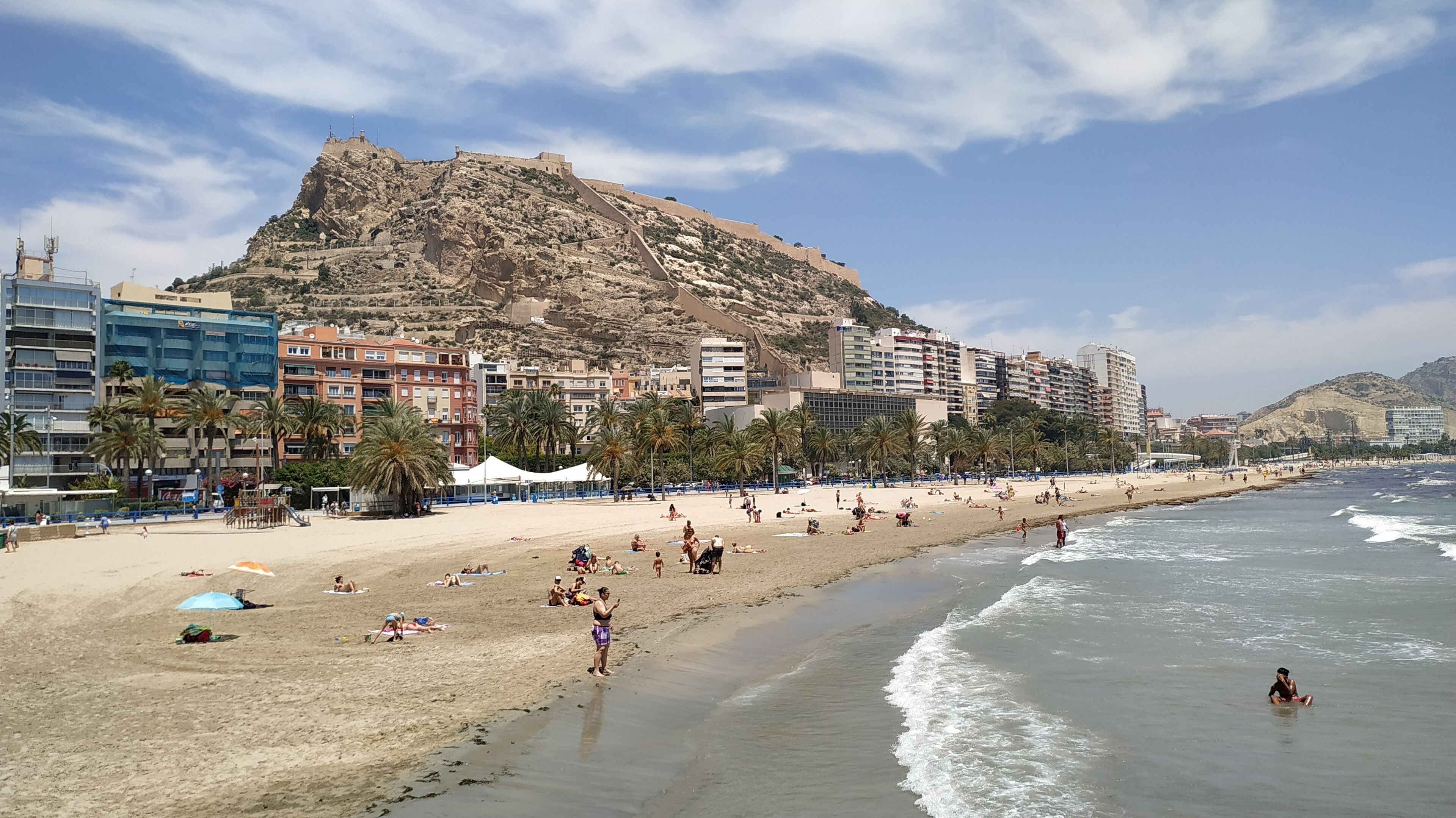 beach nearby, white sand, 5 beach bars