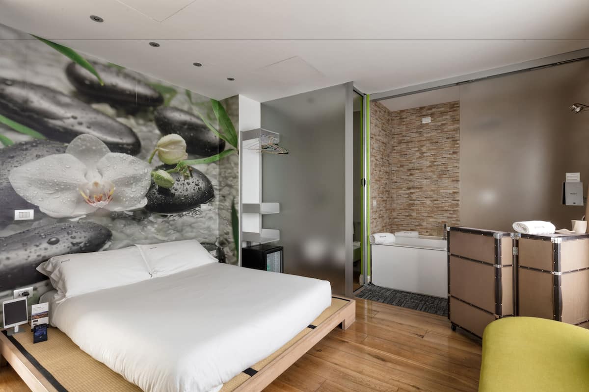 Superior Double Room, Hot Tub (iZen) | Cadar Frette Itali, peralatan tempat tidur premium, busa memori