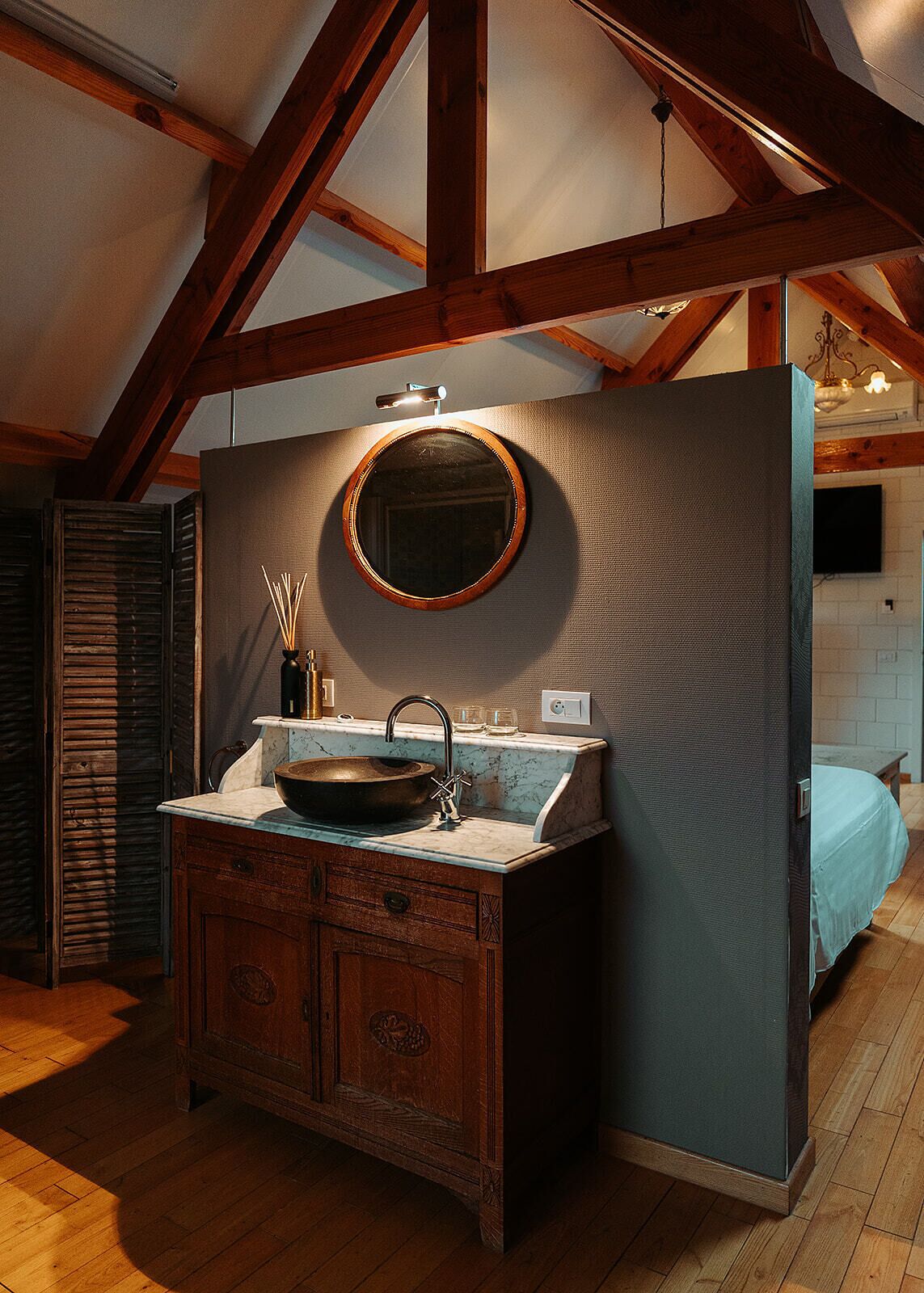 Junior Suite | Bathroom | Shower, free toiletries, hair dryer, towels