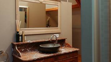 Een douche, gratis toiletartikelen, een haardroger, handdoeken