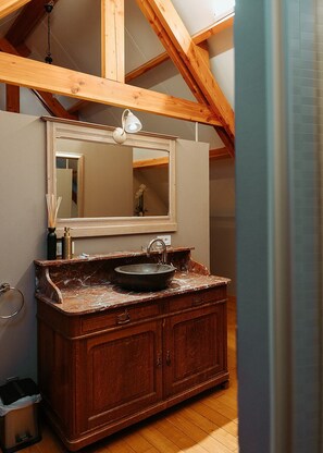Shower, free toiletries, hair dryer, towels