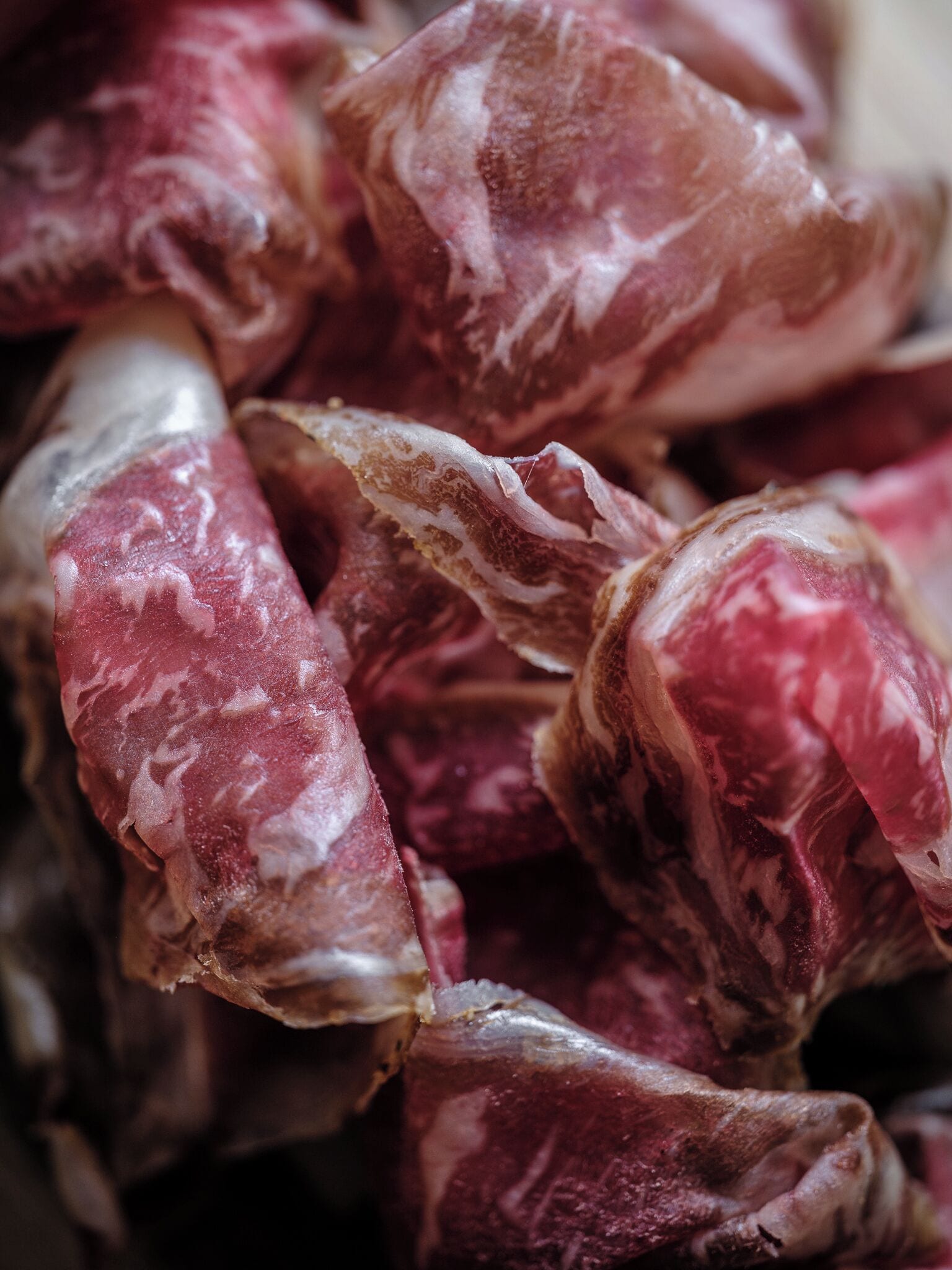 Gros plan sur de la viande crue présentant un joli persillage.