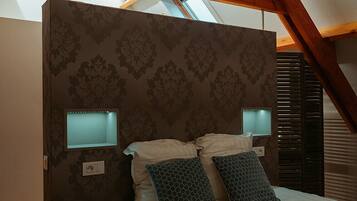 Kamer | 1 slaapkamer, een kluis op de kamer, een bureau, geluiddichte muren