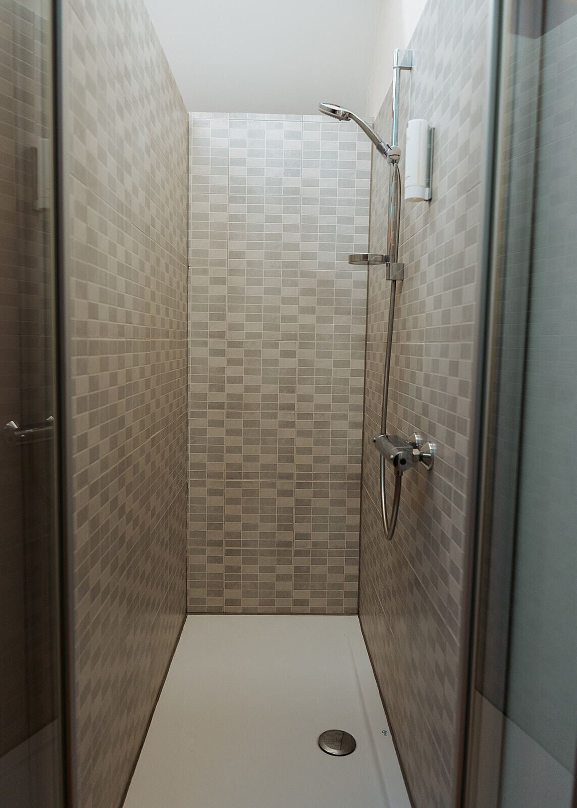 junior suite | bathroom | shower, free toiletries, hair dryer, towels