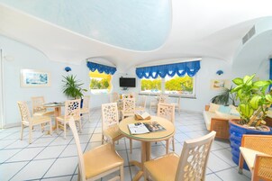 Se sirven desayunos y cocina italiana