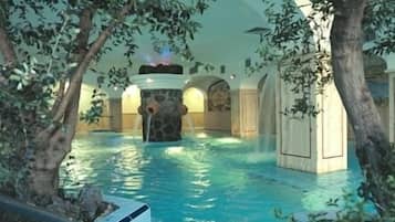 Piscina interna, 2 piscinas externas, guarda-sóis, espreguiçadeiras