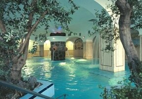 Una piscina techada, 2 piscinas al aire libre, sombrillas