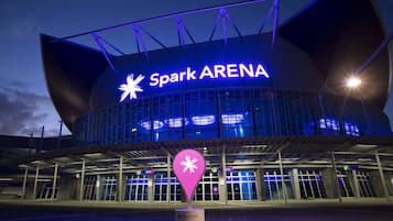 Um estádio moderno com o nome 'Spark Arena' em destaque.