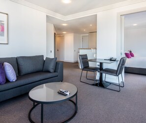 تلفزيون إل سي دي بحجم 49-بوصة يعرض قنوات تلفزيونية رقمية، تلفزيون