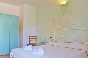 Desk, cots/infant beds, rollaway beds