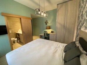 Ropa de cama de alta calidad, minibar y cortinas blackout