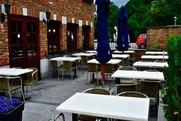 Phục vụ bữa trưa và bữa tối, món ăn mang phong cách quốc tế