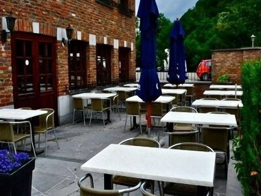 Lunch and dinner served, international cuisine