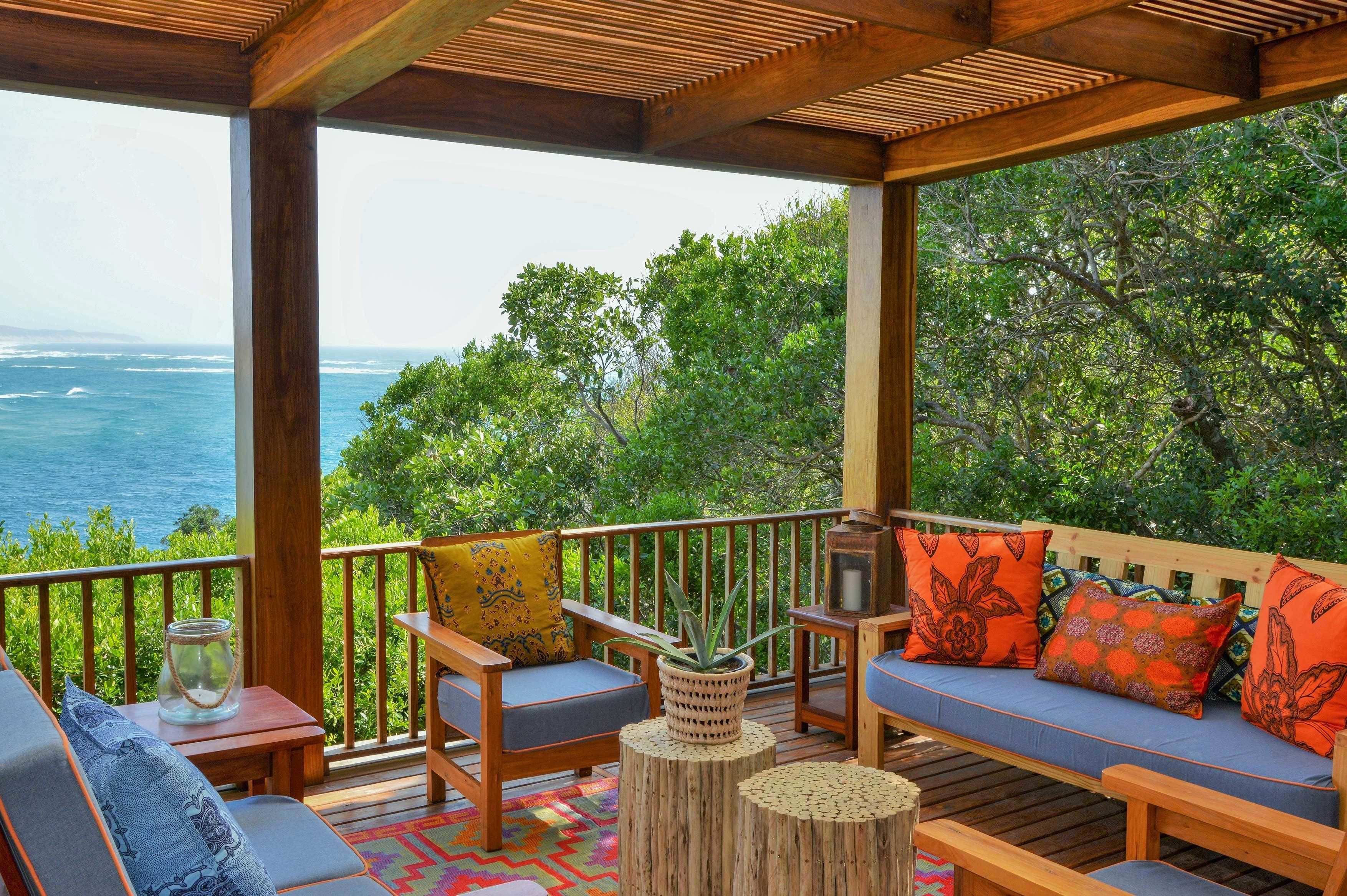 2 bars/lounges, poolside bar