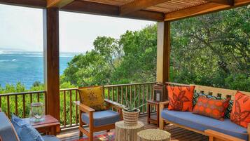 2 bars/lounges, poolside bar