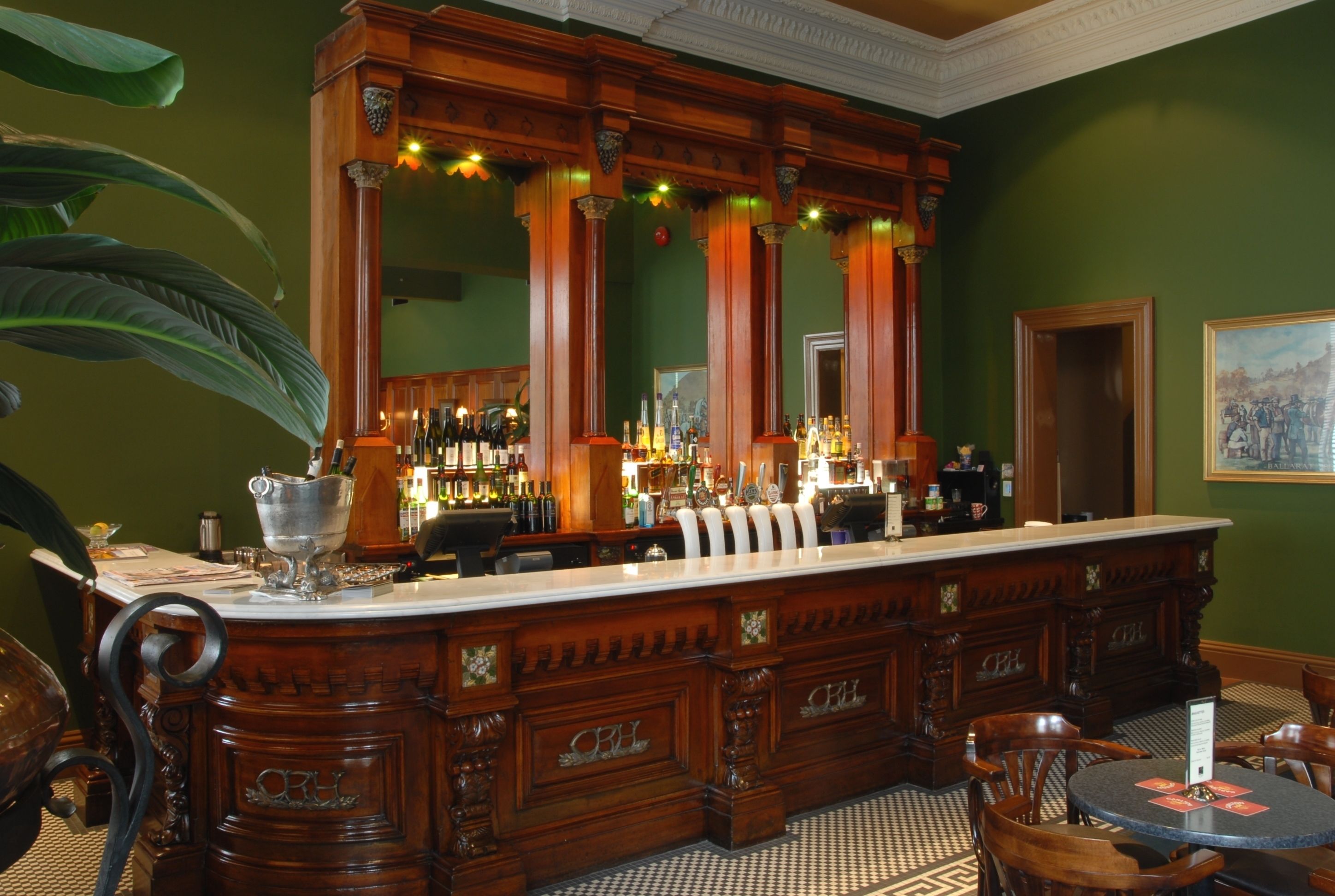 2 bars/lounges