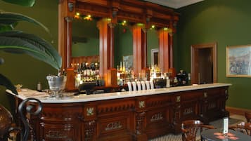 2 bars/lounges
