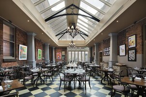 Kahvaltı ve öğle yemeği sunulur, yerel ve uluslararası mutfak 