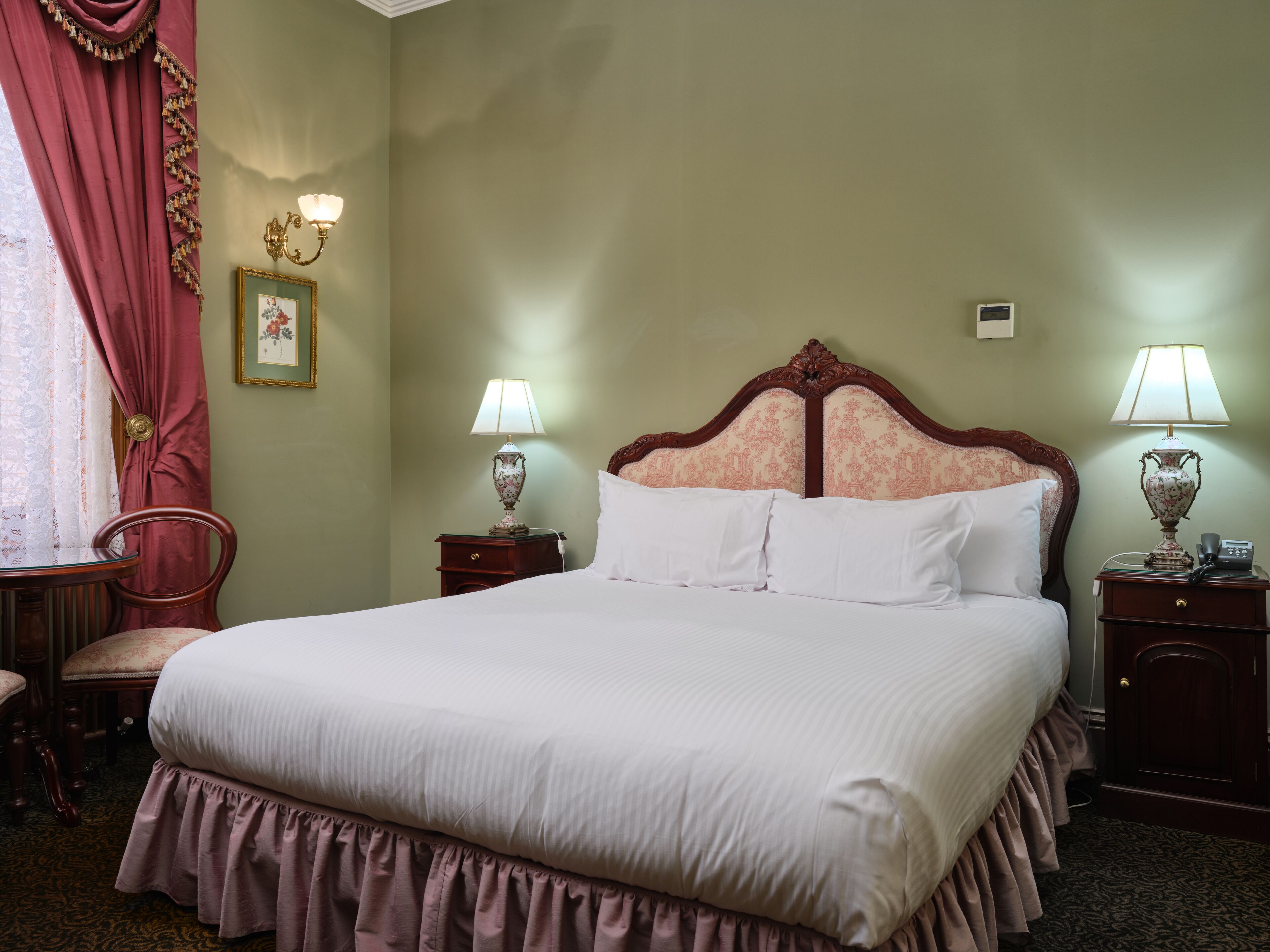 Roupas de cama premium, cofres nos quartos, individualmente decorados