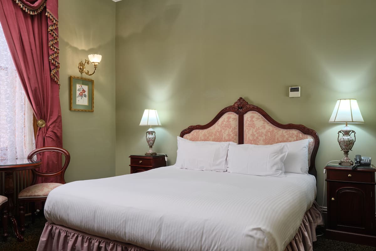 Sängtillbehör av högsta kvalitet och värdeförvaringsskåp på rummet