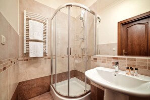 Standard İki Ayrı Yataklı Oda, 2 Tek Kişilik Yatak | Banyo | Duş, ücretsiz banyo/kozmetik ürünleri, saç kurutma makinesi, havlu 
