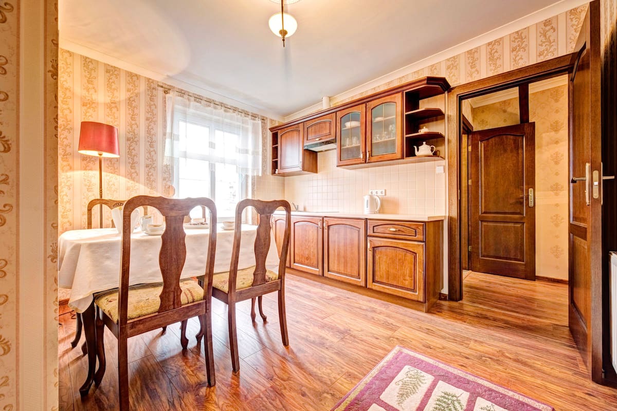 Condo, 2 Bedrooms | Dapur kecil peribadi | Peti sejuk, dapur, cerek elektrik