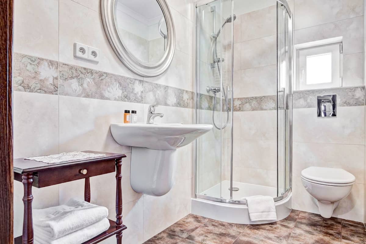 condo, 2 bedrooms | bathroom | shower, free toiletries, hair dryer, towels