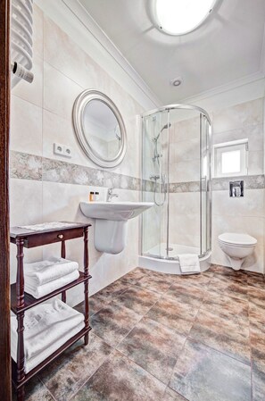 Daire, 2 Yatak Odası | Banyo | Duş, ücretsiz banyo/kozmetik ürünleri, saç kurutma makinesi, havlu 