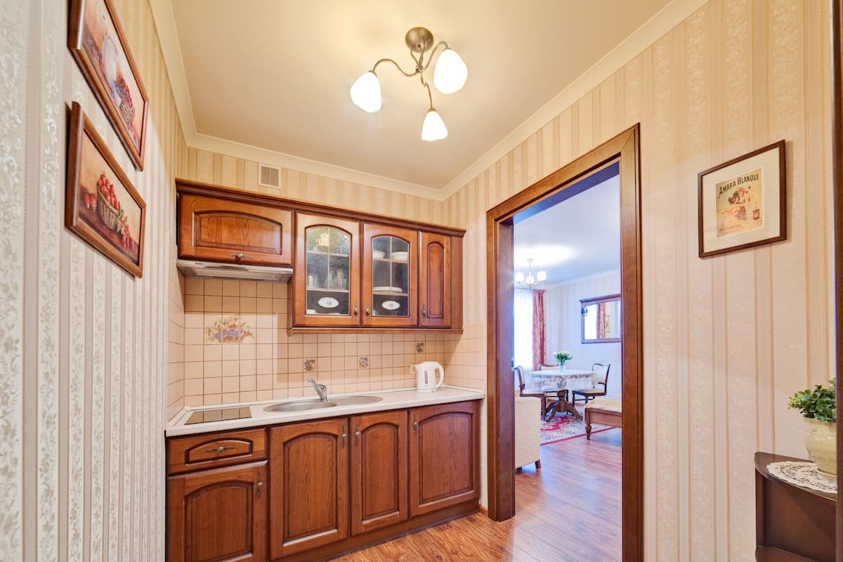 triple room | private kitchenette | fridge, stovetop, electric kettle, cookware/dishes/utensils