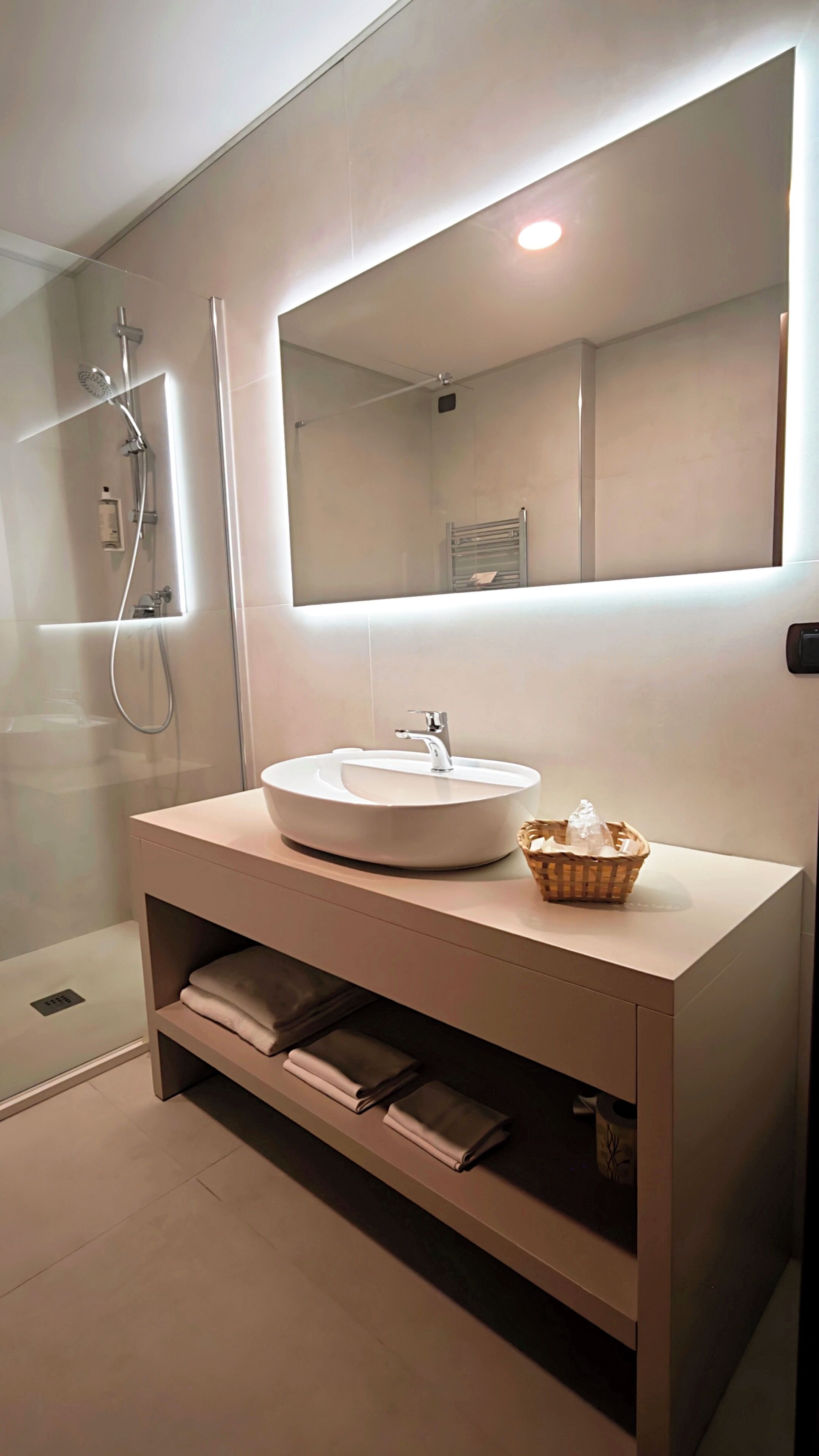 Dusche, kostenlose Toilettenartikel, Haartrockner, Bidet