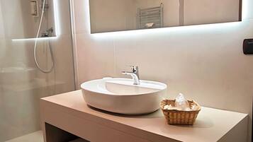 Dusche, kostenlose Toilettenartikel, Haartrockner, Bidet