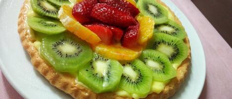Una tarta de frutas sobre un plato blanco.