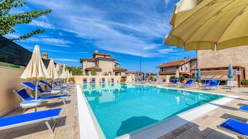 Una piscina al aire libre de temporada