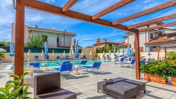 Una piscina al aire libre de temporada