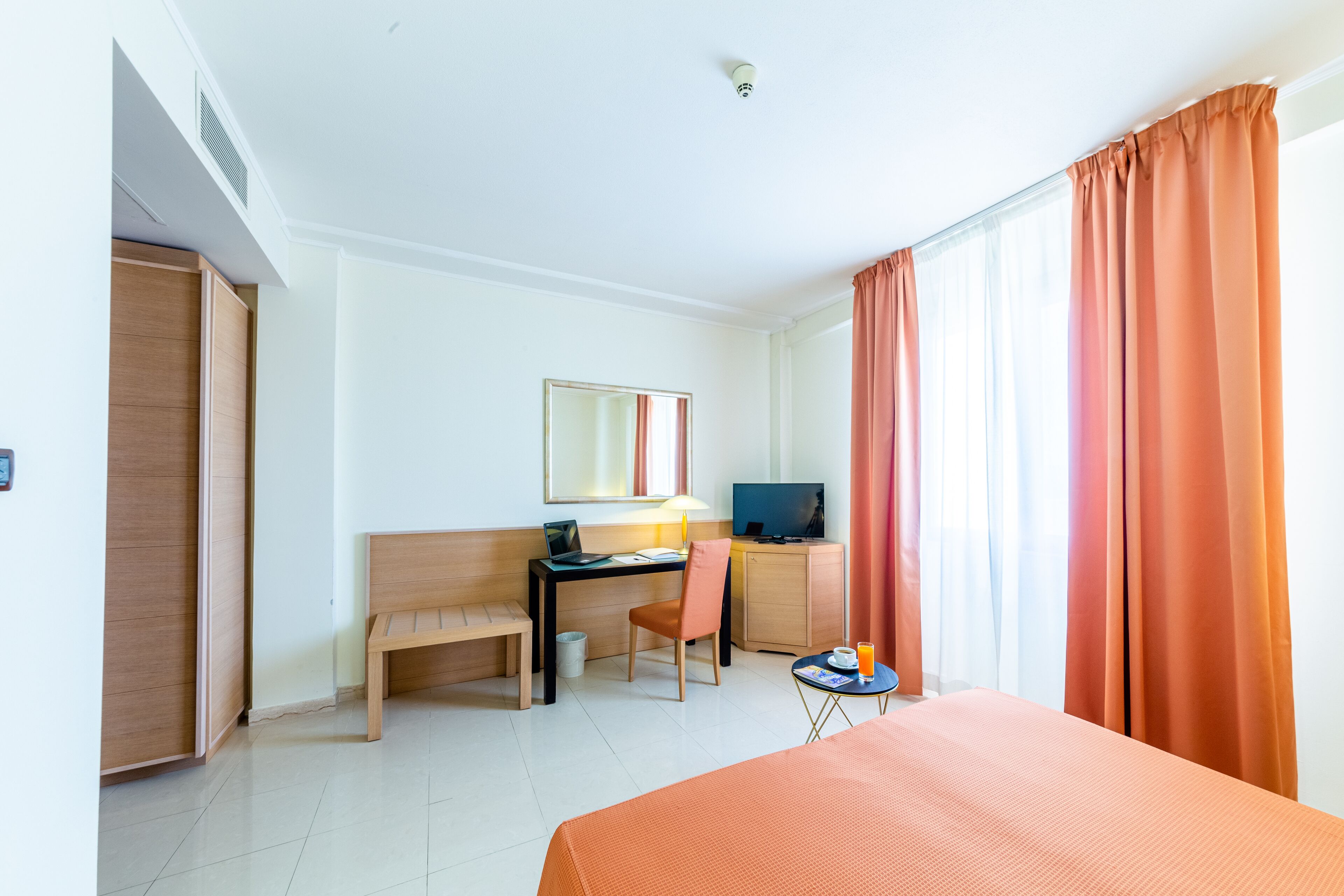 standard double room | premium bedding, minibar, in-room safe, desk