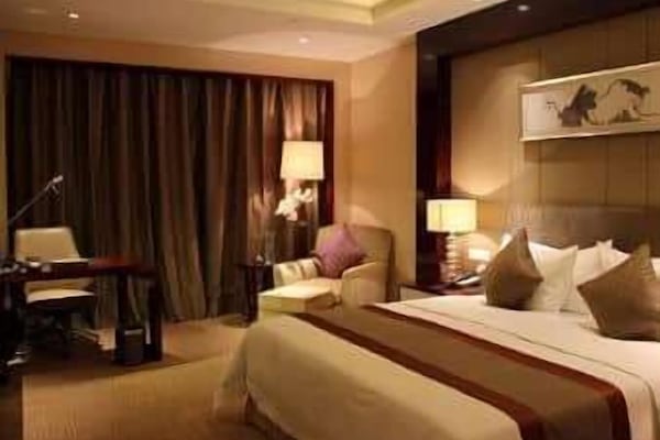 Minibar, in-room safe, desk, iron/ironing board