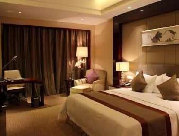 Minibar, brankas, meja kerja, dan setrika/meja setrika