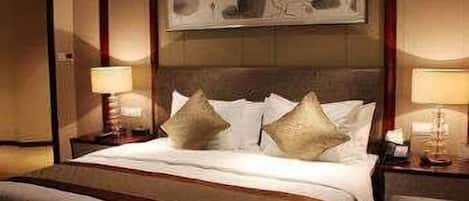 Deluxe Suite, 1 King Bed, Smoking