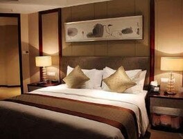 Minibar, caja de seguridad en la habitación y escritorio 