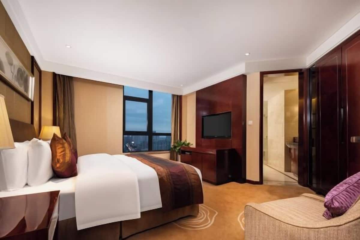 Minibar, in-room safe, desk, iron/ironing board
