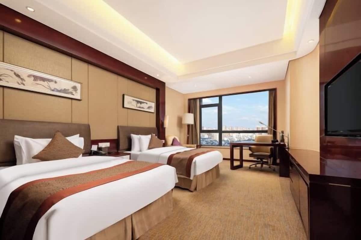 Minibar, in-room safe, desk, iron/ironing board