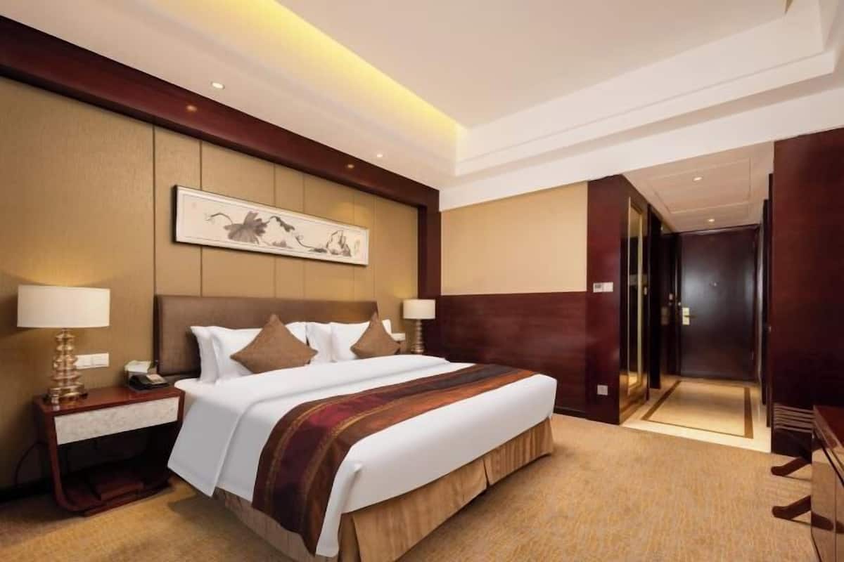 Minibar, in-room safe, desk, iron/ironing board