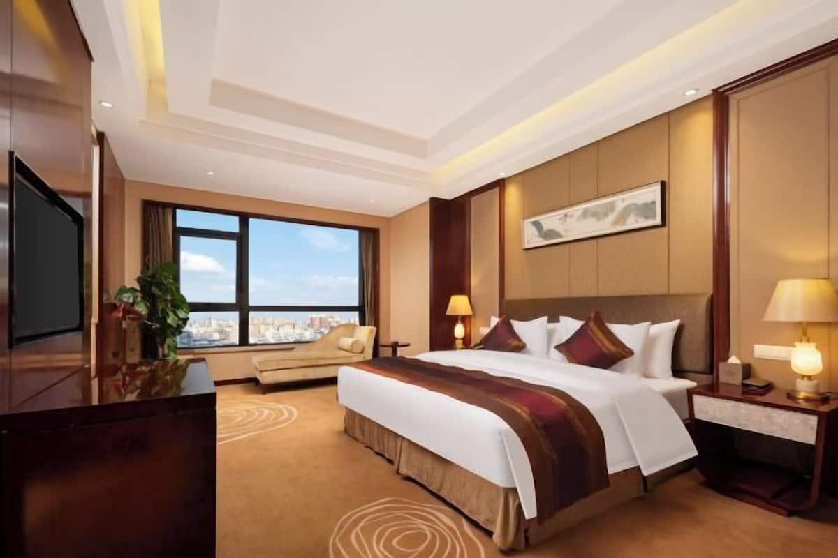 Minibar, in-room safe, desk, iron/ironing board