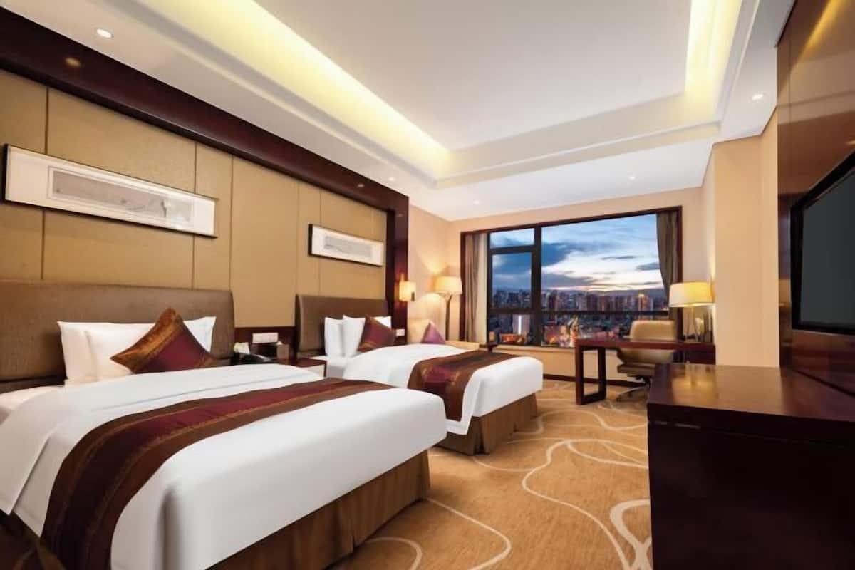 Minibar, in-room safe, desk, iron/ironing board